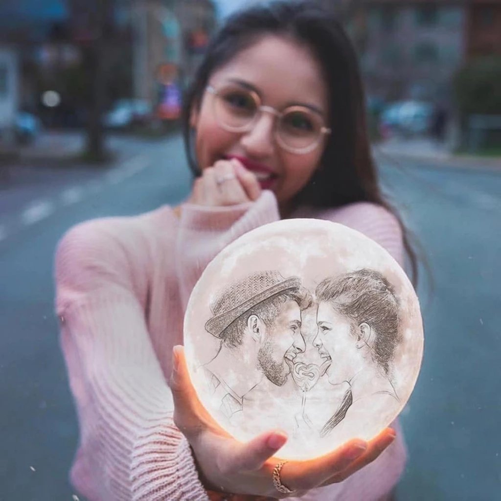 Personalized moon lamp with engraved photo